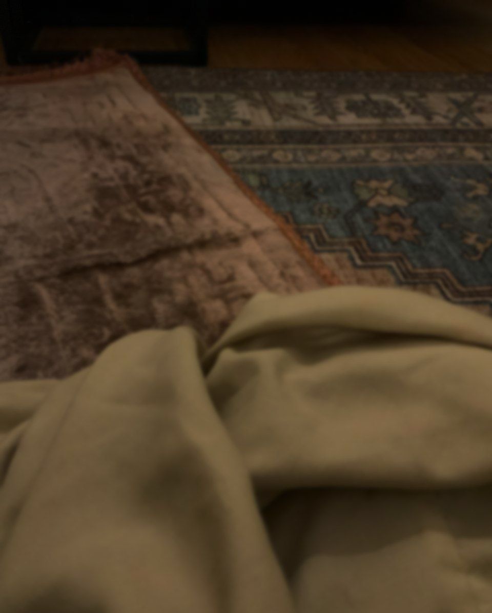 "النضج هو أن تدرك أن 
الغرفة المظلمة ليست مخيفة لكنها هادئة...