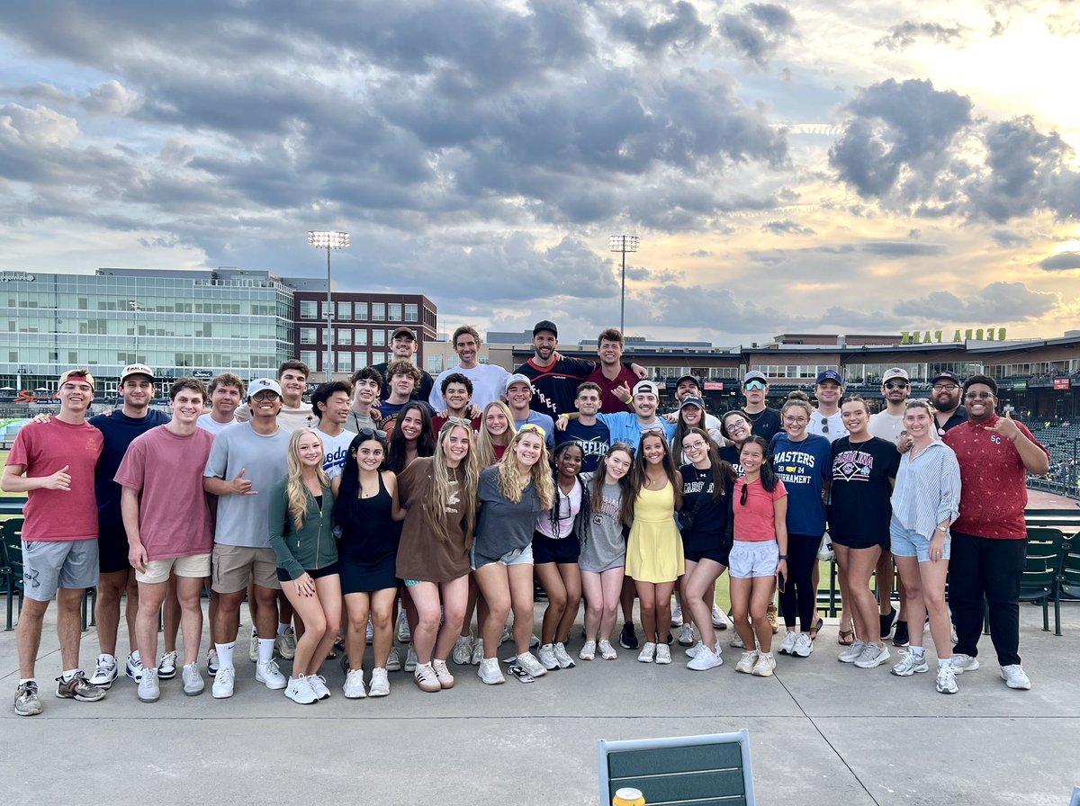 JustinKing's tweet image. It takes an army!

Amazing to think how our creative family has grown over the years. Thankful to this group and all who have come before. 

The future is bright 🤙