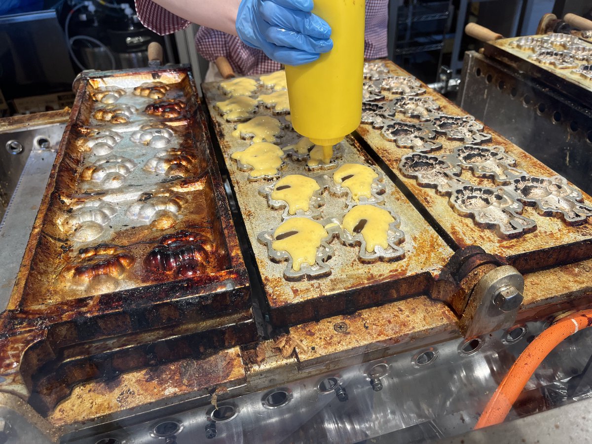 TVで紹介してたミャクミャク焼き絶対買う！と意気込んでたもののどこにあるか分からんくてインフォメーションで聞いた😂
西ゲート目の前のたこ焼きくくるで買える！東ゲートではソフトクリームの上に1個乗せてくれるやつしかないって言うてた〜ガンダム見たついでに買うべし！
#大阪万博 #ミャクミャク