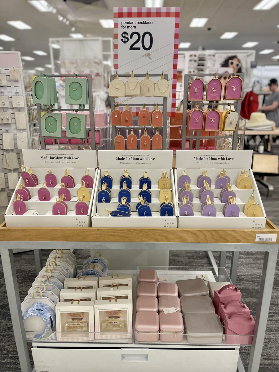 MaySandlin11's tweet image. Much needed refresh in the Jewelry/Accessories Shop✨ Also feeling Mothers’ Day ready with plenty of gifting options💕 #target #visualmerchandiser #mothersday #gifting @emily69716809 @VictoriaStaley8