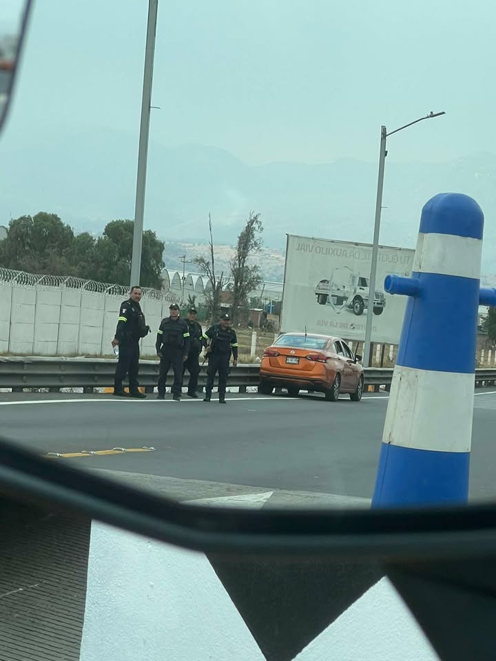 cuartodemillamx's tweet image. &quot; La rata estatal @SS_Edomex  en la caseta del @Circuito_mx  en #Texcoco.
Parando carros y camionetas y andaban en ese versa los puercos, nomás que no alcancé a tomar foto cuando se subieron. &quot;