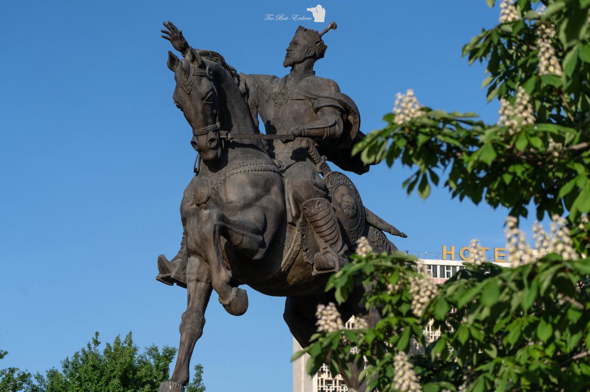 Нэгэн сайхан өдрийн мэнд ээ 🌹💐
Амир Тимурын хөшөө, түүний дэргэдэх цэцгийн хүлэмж 👌
#Uzbekstan