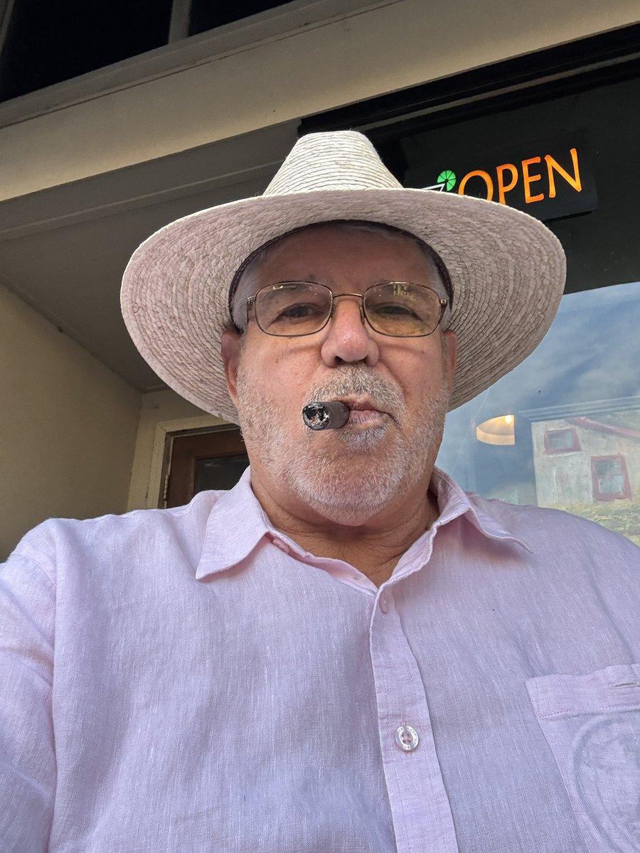 RandyBealMusic's tweet photo. New lid. Fixing to pick a few at Josie’s in Decatur, Alabama https://t.co/WYmNcn05we