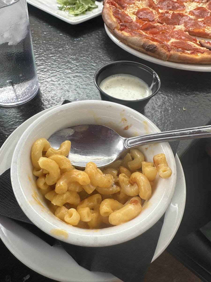 ARE YOU SUPPOSE TO USE A SPOON FOR MAC AND CHEESE??? 🧀