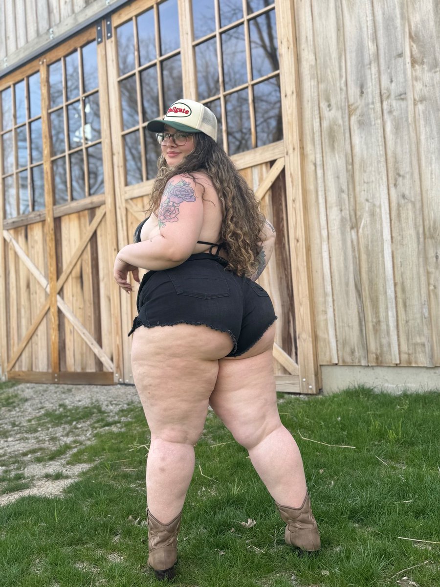 Do you like thick country girls? 😋👢