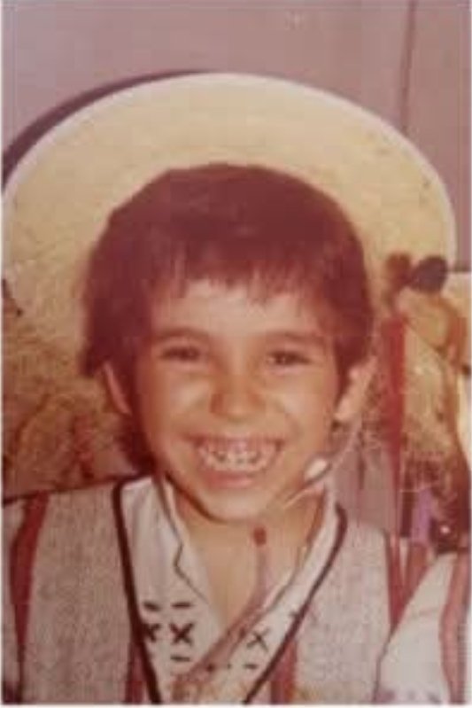 Aun recuerdo lo guapo que era de niño....  Feliz día Familia... nin@s por siempre...