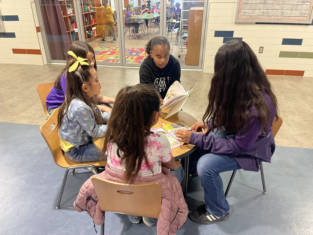 Feliz día de los niños with our reading buddies ! @jrivas_phe  #TeamSISD