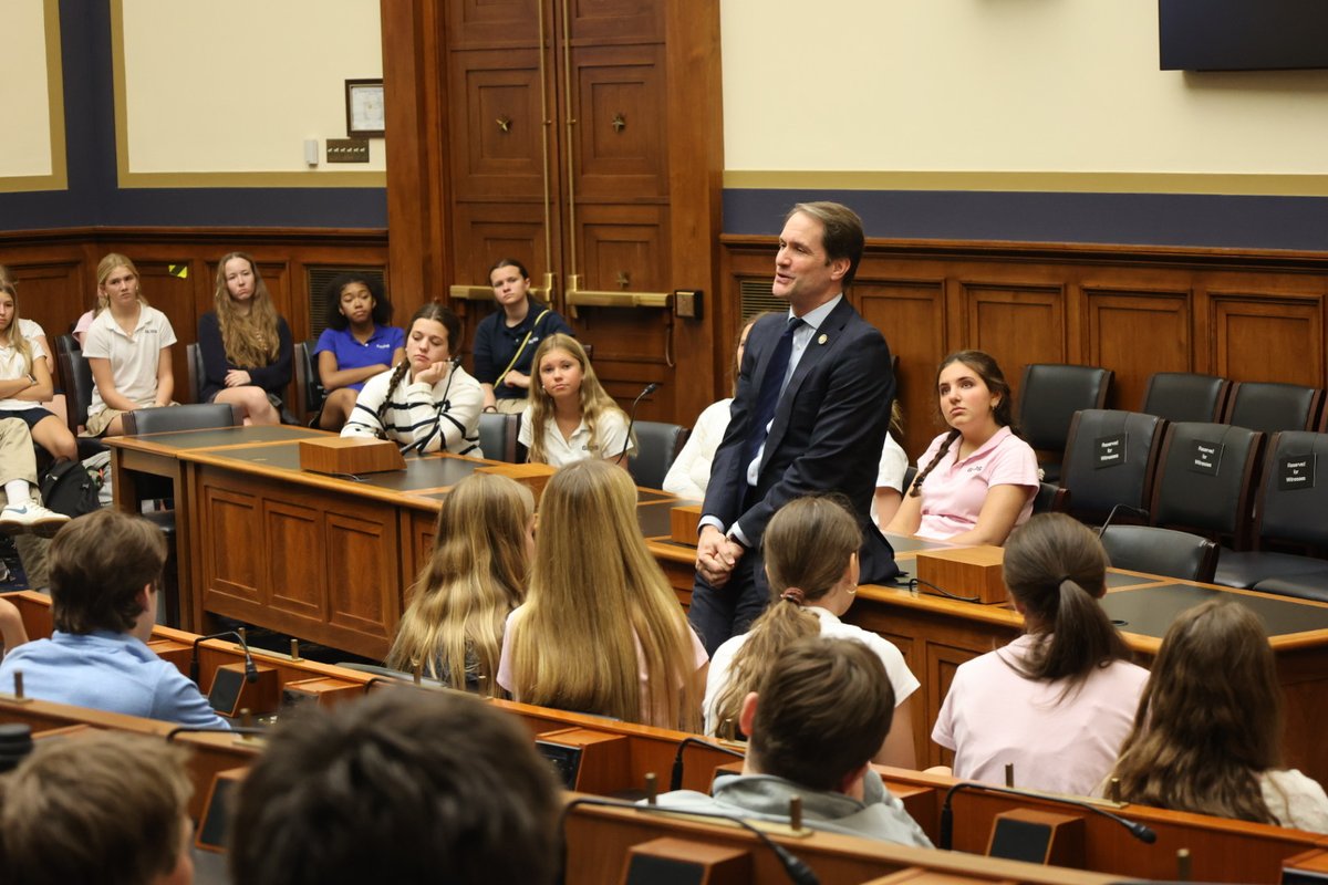 Thank you, Representative Jim Himes for meeting with #GCDSGrade8 students during their trip to Washington! The Connecticut Congressman invited #GCDSStudents to ask questions ranging from domestic + foreign policies to local initiatives that impact our community #GCDSGlobalLearner