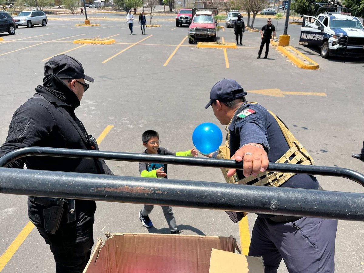 Celebramos en todas las regiones de Michoacán a las niñas y los niños de la entidad, con quienes elementos de la Guardia Civil, compartieron una gran aventura con juegos, dinámicas, demostraciones y regalos. #MichoacánEsMejor