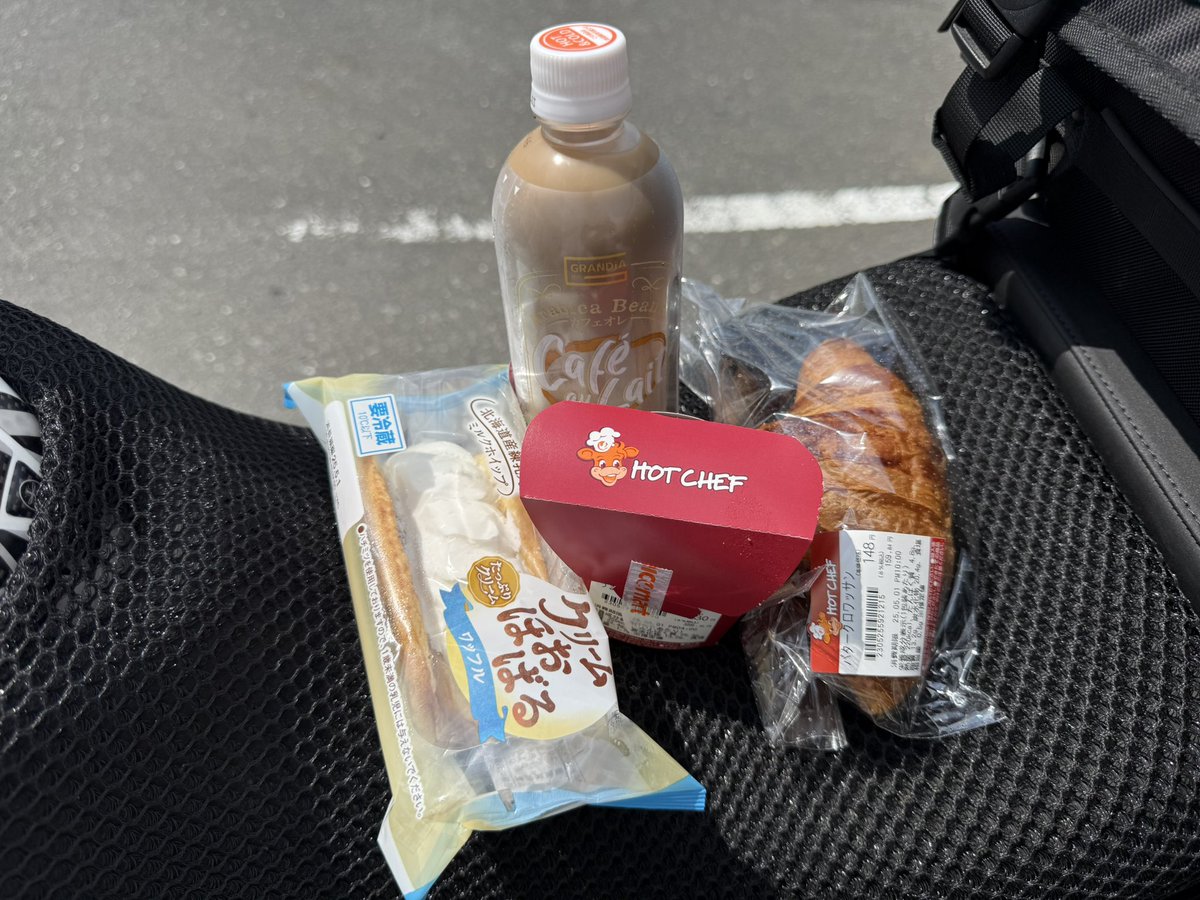 ossanweekend's tweet photo. GWだから
来ちゃった…🏍️

茨城ですけど😅
買っちゃうよねぇ🤤
前回調子こいて
うま塩チキン2個いったら
気持ち悪くなったんで
また帰りに寄って買ってこ😋
タカトシがイメージキャラクターなのね。
なるほど🧐
#SSTR2025 
#Vストローム 
#triumphtiger
#tricit
#セイコーマート https://t.co/1dn4LQxb3V