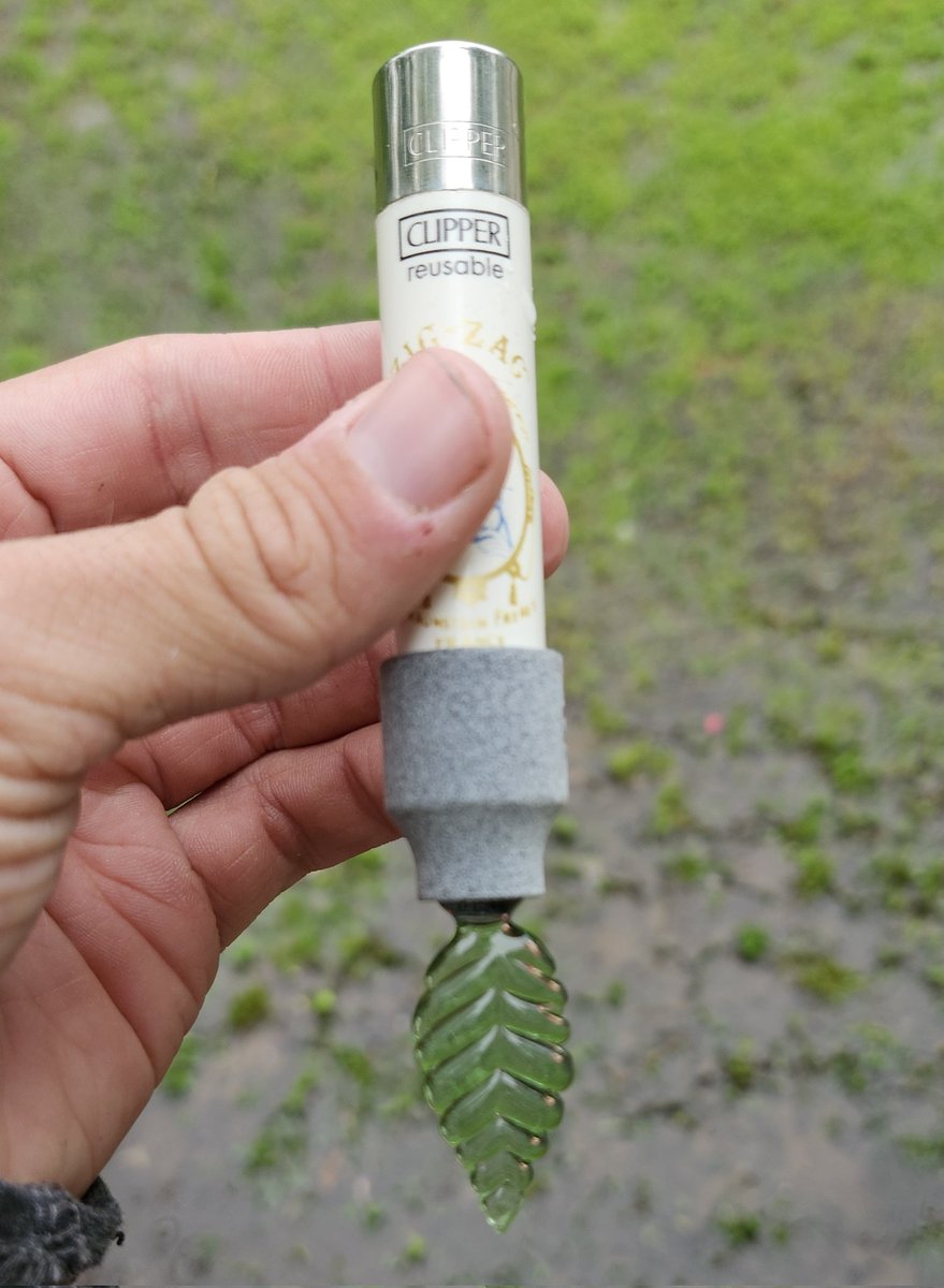 GreenShireGlass's tweet image. Here's a recent project I've been working on this is the first batch of clipper jawns from the man @PackerJawn I made up a couple leafs and spikes lmk which style you like more 
NFS

#Oklahoma #glassblowing #flameworking #glass #glassart #glassporn #glasslove #poker #jawn #leaf