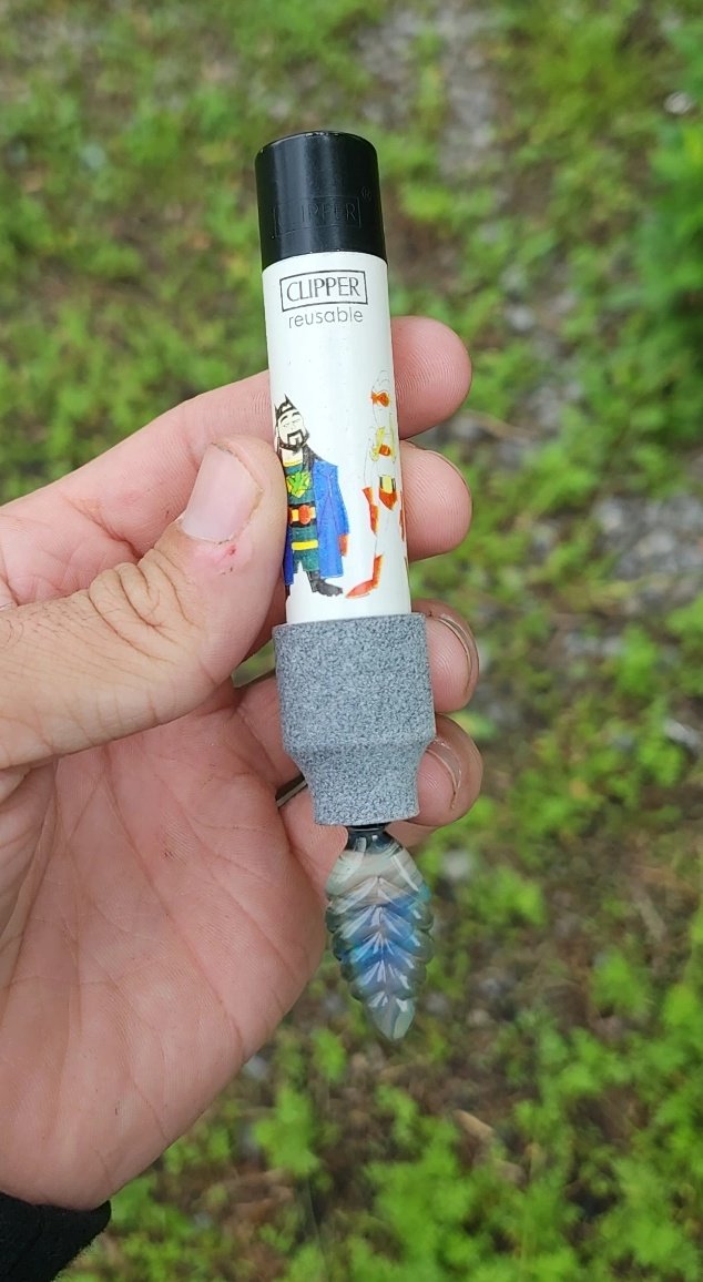 GreenShireGlass's tweet image. Here's a recent project I've been working on this is the first batch of clipper jawns from the man @PackerJawn I made up a couple leafs and spikes lmk which style you like more 
NFS

#Oklahoma #glassblowing #flameworking #glass #glassart #glassporn #glasslove #poker #jawn #leaf