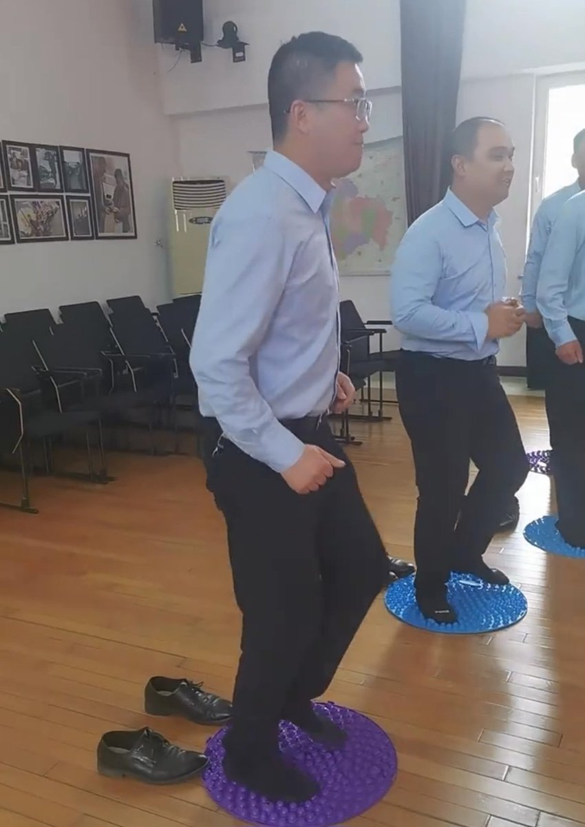 s2480948925's tweet photo. 发现单位一个领导有点像小米的卢伟冰啊，憨憨的可可爱爱，有人喜欢这种戴眼镜的大叔吗 https://t.co/qfgpTh9ID3
