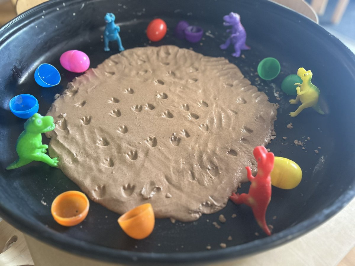 MrsGriffiths7's tweet image. Made some kinetic sand 🦖🦕 my class are going to love this today! #eyfs #dinosaurs #earlyyears #malleable