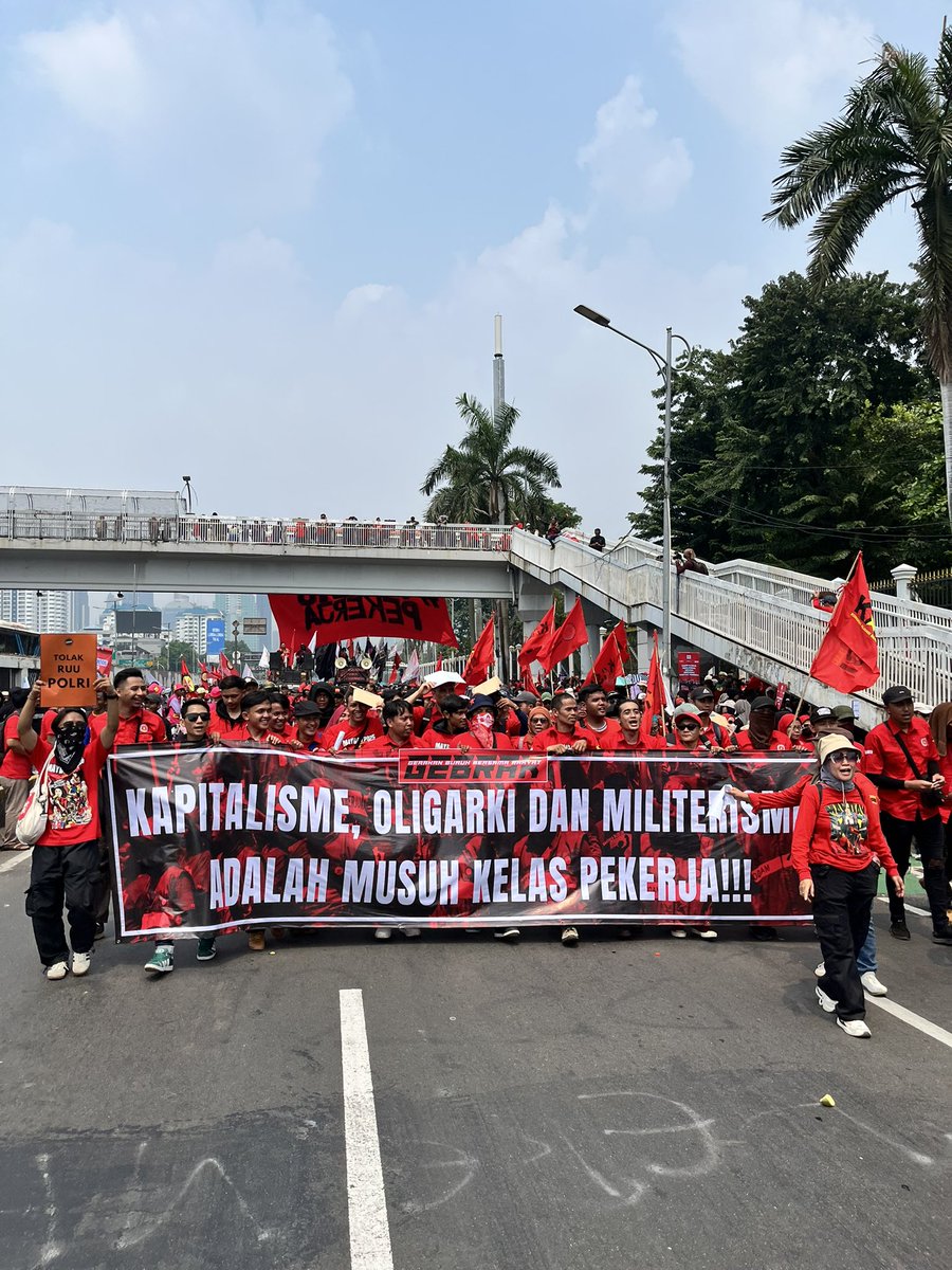 HIDUP BURUH DAN PETANI YANG MELAWAN! HIDUP KELAS PEKERJA! ✊🏽🔥
#MayDay #IndonesiaGelap #HariBuruh