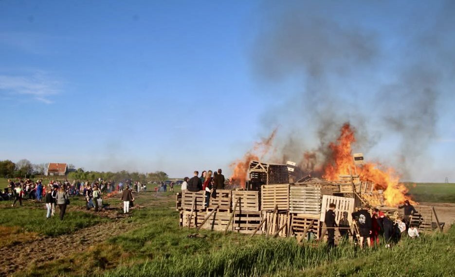 30 april, het jaarlijkse vreugdevuur de Meierblis 2025 🔥🔥🔥 is weer ontstoken aan Oosterend.