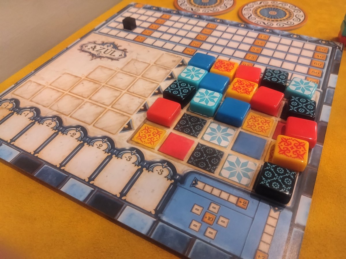 bashicafe's tweet image. 今日はAZUL(アズール)というゲームをしました✨
オーナーができるそうなのでインストしていただきました(*^^*)
最初はなかなかゲームのイメージができず苦戦しましたが最後は63点でしたよ〜
 #ボードゲーム
 #アズール
 #AZUL