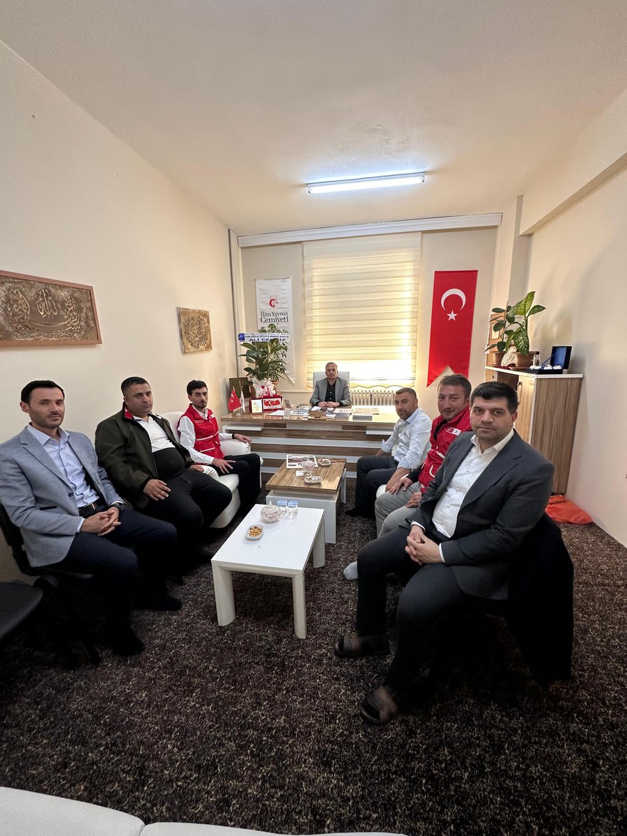Kızılay Bitlis Şube Başkanı Ali Cengiz ve Yönetim Kurul üyeleri tarafından şubemiz ziyaret edildi. Bu nazik ziyaretlerinden dolayı İlim Yayma Cemiyeti Bitlis Şubesi olarak teşekkür ederiz. @iycgenelmerkezi  <a href="/alicengiz13/">Ali cengiz kürkçü</a> <a href="/Kizilay/">Türk Kızılay</a> <a href="/Bitliskizilay13/">Türk Kızılay Bitlis İl Merkezi</a>