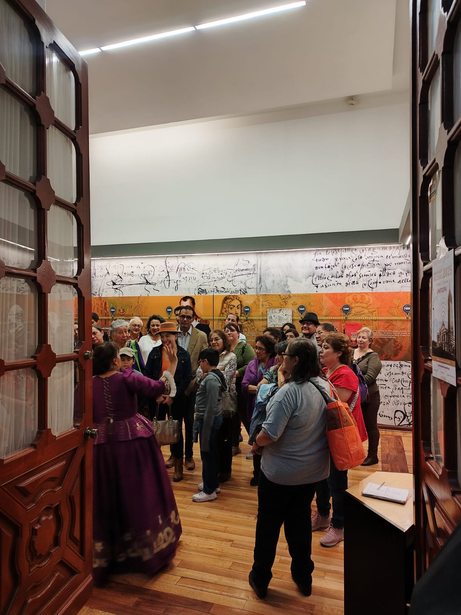 Muchas gracias a las personas que se dieron cita esta #NocheDeMuseos en el #SalonDeCabildos para disfrutar de la visita caracterizada: Anécdotas de virreyes y virreinas. Siempre es un gusto recibirles.