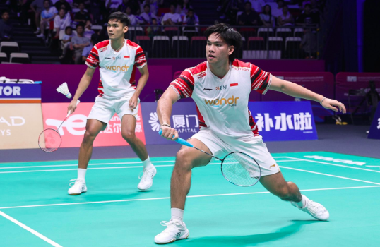 ainurohman's tweet photo. Apresiasi kepada Putri KW yang menang dengan skor telak single digit melawan juara Eropa 2025. 

Apresiasi kepada Alwi Farhan yg menciptakan kejutan, mematahkan keraguan banyak orang dgn memukul No. 3 Dunia. 

Apresiasi kepada Daniel Marthin yg bertarung dgn kaki kiri yg tidak nyaman. Bersama Fikri, Daniel bahu-membahu menekuk MD No. 1 Dunia. 

Indonesia mengalahkan Denmark, lolos ke QF Sudirman Cup 2025 dgn status sbg juara Grup D. 

Keren!

📸: PBSI