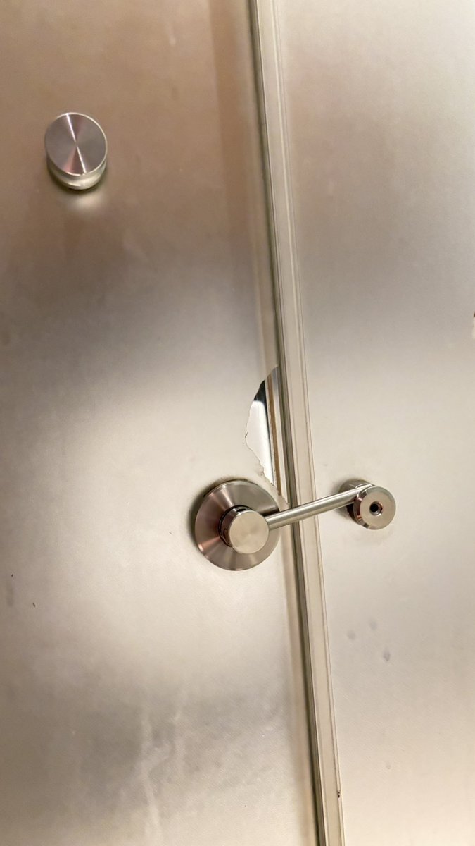 calonpapamudaaa's tweet photo. Again and again.  Nemu lg toilet (semua toilet 1 lantai) di mall daerah Jaksel kaya gini. Ini mah yang abis gym pasti melipir semua kesini sih. https://t.co/67yYNeKpJU