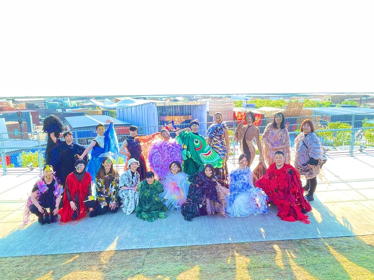 performance project BLACKで万博パフォーマンス! #成安造形大学 #コスチューム デザインコース現役生と卒業生アーティストとのコラボ!モデル彩希子,ちひろ,俳優てらにしめぐみ,日舞の彦太&amp;京珠に加えてサクソフォン小川幸子,ヘアメイク歯朶原諭子&amp;須山智未も参加!setsuko&amp;atsuko&amp;itukiと総勢20名‼️