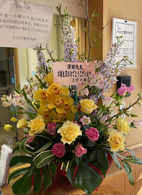 supermodeler's tweet photo. 今日5月1日は63回目の誕生日なので、自分史上最高（最悪？）のプレゼント。
両足にアキレス腱断裂用装具。
重くて歩きにくい/歩けない。
これでは3日のFSに参加できない https://t.co/u4Zpsm4UWS