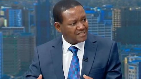 Citizen TV debate moderator Jeff Koinange nearly uses a fire extinguisher after angry and frustrated youths confront Labour CS Dr. Alfred Mutua over a jobs scam in which millions of shillings were lost.

Thread👇👇👇(Citizen TV, X)