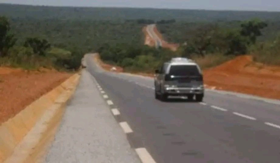 Quand la route passe le développement suit. Cette route relie la ville de Baoro à la frontière Centrafricano-camerounaise.
