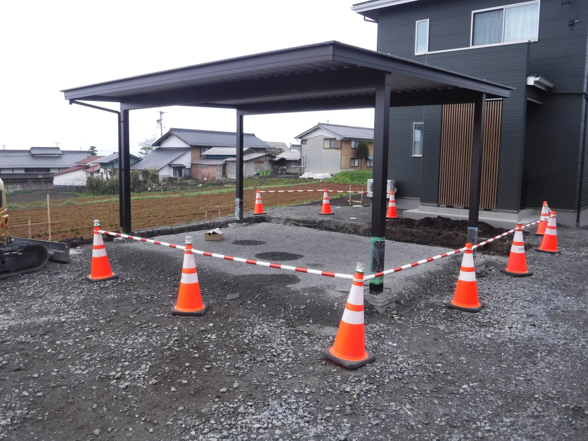 zerosoken's tweet photo. 小諸市の会社です｡色々な仕事をしています。弊社附近の畑と浅間山 を載せて。 #建設業 #土木 #建築 #リフォーム #小諸市 #畑 #野菜 #仕事　#車庫　＃カーポート　＃解体 https://t.co/ZpHzzqIvMD