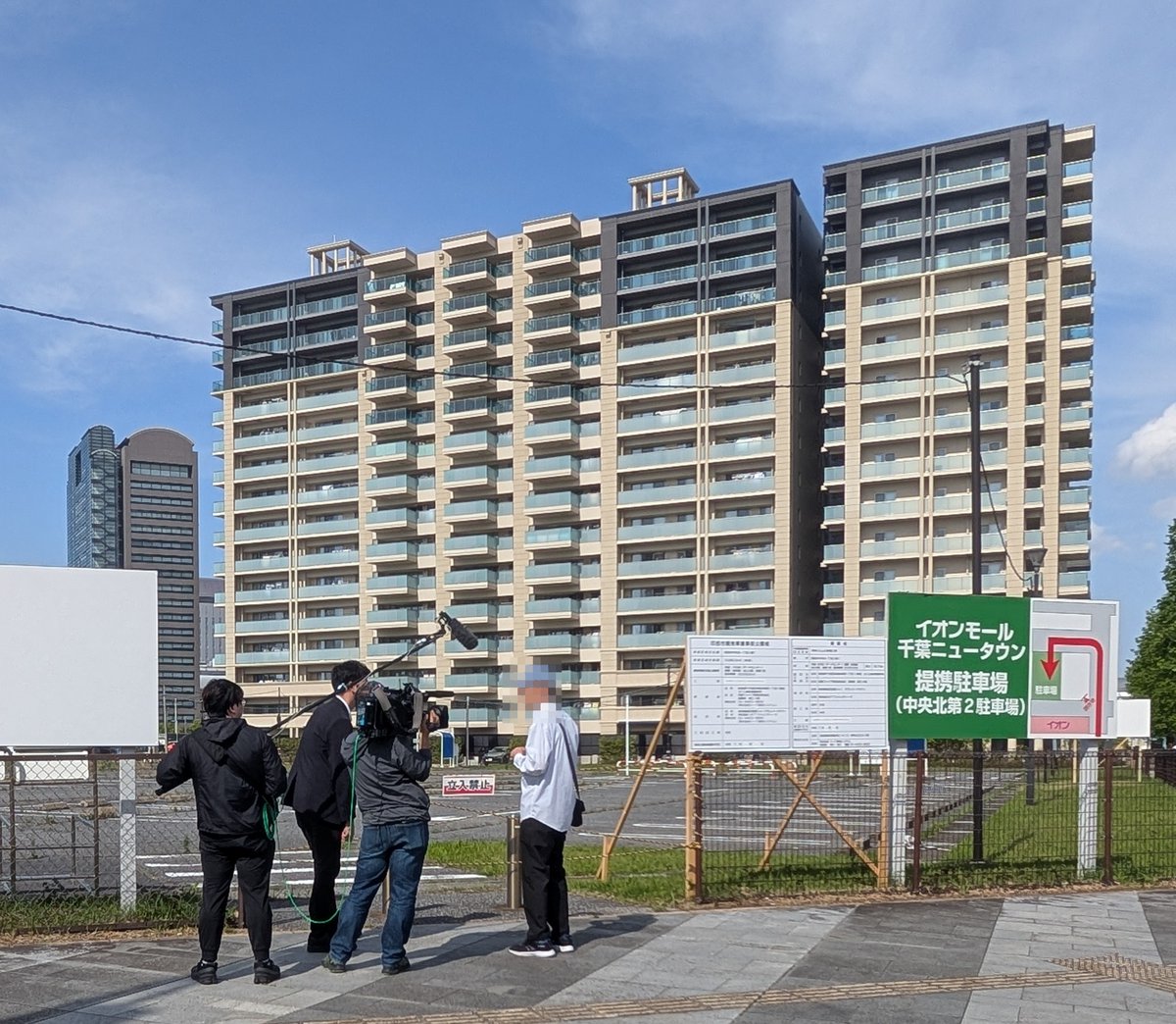 macmitty1's tweet photo. 昨日に引き続き本日もたまたま通りかかった際に取材に遭遇しました。
局は確認できませんでした。いろいろ課題はあるもののまずはメディアによる露出が増えることは良いことかと思います。
#印西市 #千葉ニュータウン #千葉ニュー #データセンター #騒音 #排熱 #日照 #coltdcs https://t.co/G4bdfcYHB7