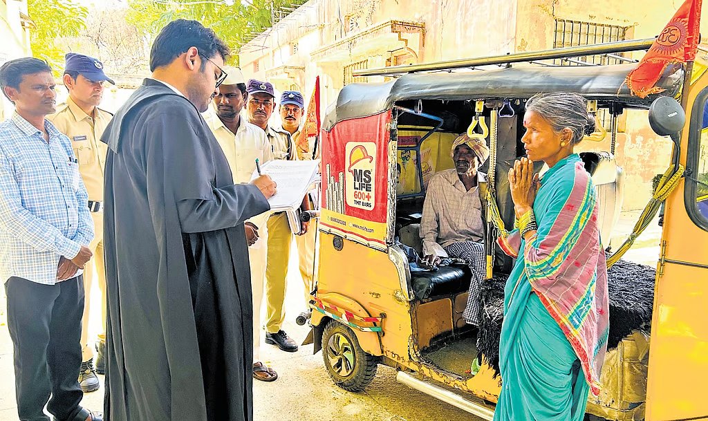 JUDGE DIMISSED CASE RIGHT AT THE RICKSHAW👏

The elderly couple arrived at the court premises in an auto-rickshaw but were unable to walk to the courtroom due to physical frailty.

Upon learning of their presence and condition, JFCM Magistrate E Sai Shiva stepped down from the