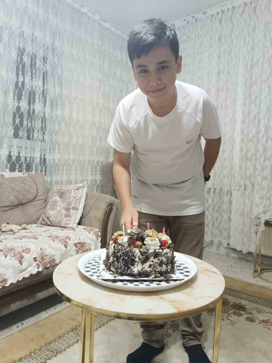 firatfstk's tweet photo. abdurrahman özkul
14 yaşındaydı, yarıyıl tatili öncesi okulu bıraktı, para kazanmak zorundaydı çalışmaya başladı.
niğde'de çalıştığı geri dönüşüm tesisinde kolunu makineye kaptırdı ve hayatını kaybetti.
en çok bu çocuklar için #1mayıs https://t.co/n6LieV7oFe