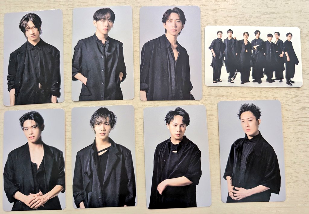 フォトカード8枚組 メンバーソロ+7人 素材は厚紙って感じかな。 サイズ