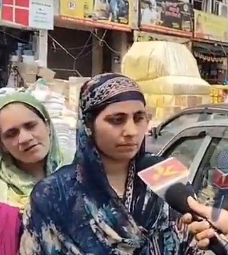 देशभक्तों के गाल पर एक और तमाचा |

हाईकोर्ट ने 26 साल तक जम्मू-कश्मीर पुलिस में सेवा देने वाले पाकिस्तानी व्यक्ति के निर्वासन पर रोक लगा दी है |

उसके साथ साथ उसके आठ भाई-बहनों का पाकिस्तान निर्वासन भी रोक दिया गया है | 

आक थू ऐसे दोहरी नीतियों ले |