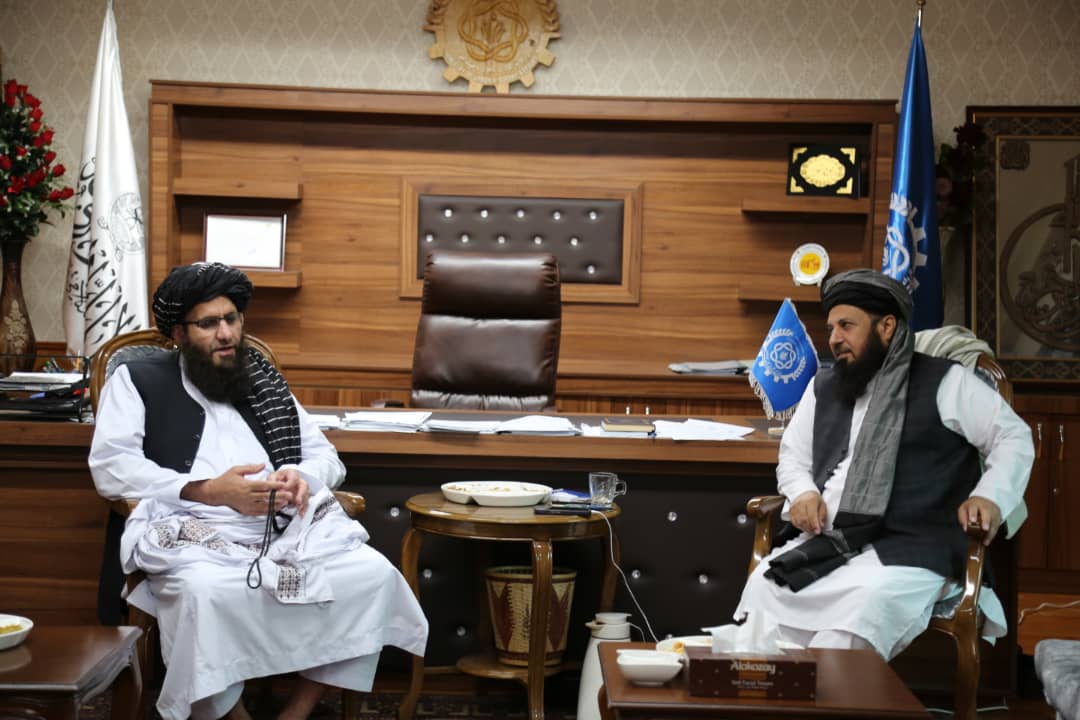 نیمروز والي د کار او ټولنیزو چارو وزارت له مرستیال سره وکتل.
پنچشنبه ۱۱ /۲/ ۱۴۰۴هـــ ش
نیمروز والي شیخ محمد قاسم خالد د کار او ټولنیزو چارو وزارت د کار چارو له مرستیال مولوي محمد زاهد احمدزي سره وکتل.

په دې کتنه کې دواړو لوریو د یتیمو او بې‌سرپرستو ماشومانو د کفالت، د بېکارۍ کچې