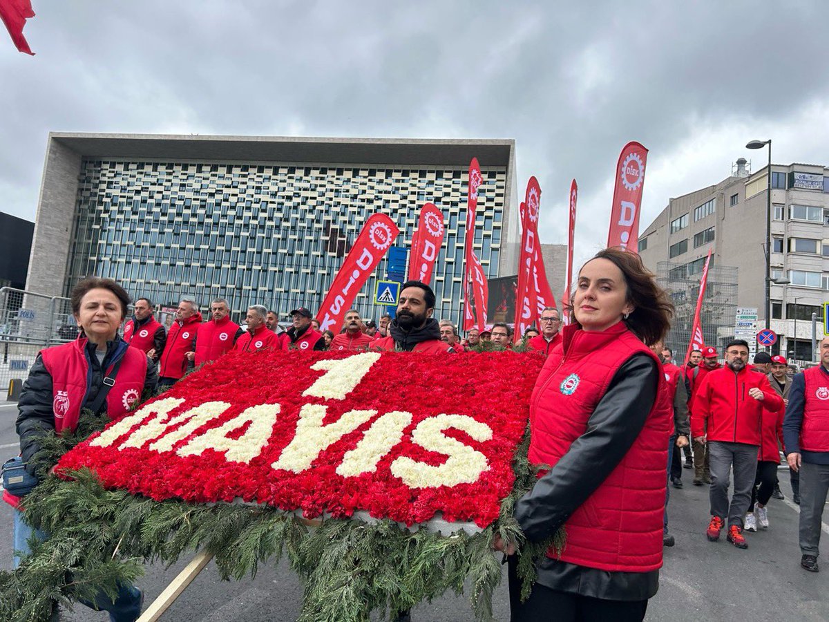 Devrimci İşçi Sendikaları Konfederasyonu, Taksim Meydanı'ndaki Cumhuriyet Anıtı'na çelenk bıraktı.