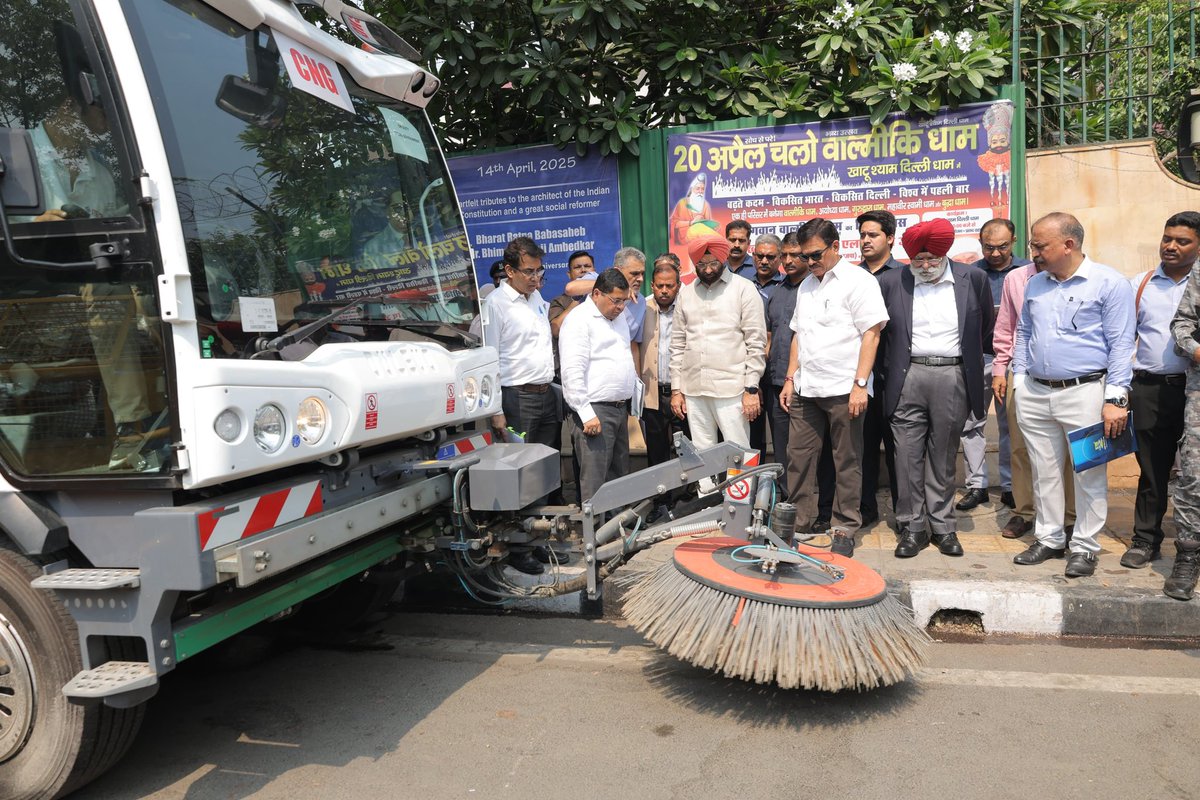 mssirsa's tweet photo. Witnessed a LIVE demonstration of SG, MRS and WS Machines at the Delhi Secretariat. This cutting-edge technology is focused on environmental management and dust mitigation.

We are committed to adopting innovative solutions that align with Hon’ble PM Shri @narendramodi Ji’s vision for Swachh Bharat and Hon’ble CM Smt. @gupta_rekha Ji’s mission of sustainable urban development in Delhi by curbing pollution.