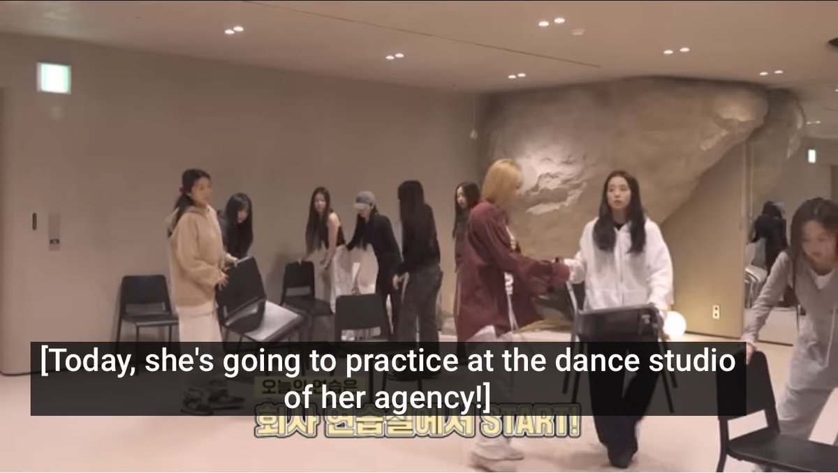Krischelle_03's tweet photo. HER OWN DANCE STUDIO 💰

#JISOO @officialBLISSOO https://t.co/ui3vewgxRK