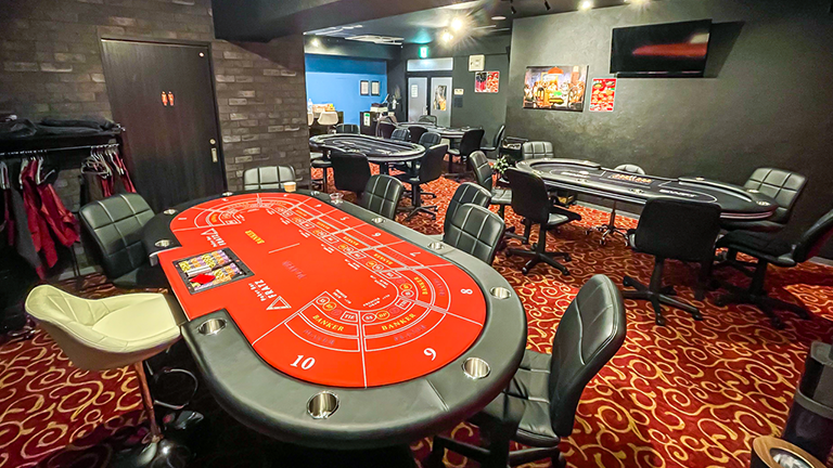 Fratz_Poker's tweet photo. 【ディーラーアルバイト募集！！】

 現在Fratzではアルバイトを大募集中です！

プレイマネーのみのポーカーのお店なので
初心者の方やエンジョイポーカーの好きな方にもオススメ！

学生、社会人、男性、女性問わず募集中です！
興味がある方はお気軽にご応募ください！

・時給：研修終了後1,300円〜 
・平日17:30〜23:00、休日15:00〜23:30

#ポーカー #ディーラー #バイト