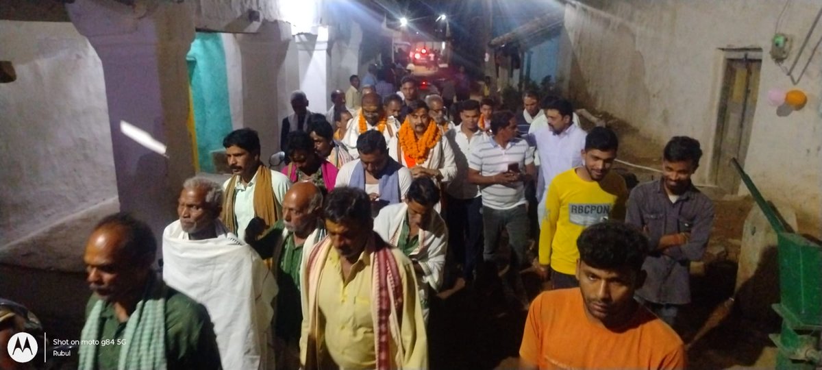 irasisacharya's tweet photo. ମୋର ବିଧାନସଭା ଅନ୍ତର୍ଗତ ଅମ୍ବାଭୋନା ବ୍ଲକର କଲମୀ ଗ୍ରାମରେ ଆୟୋଜିତ ଅଖଣ୍ଡ ନାମଯଜ୍ଞରେ ଯୋଗଦାନ କରି ମାତା ରାଧା ଓ ମହାପ୍ରଭୁ ଶ୍ରୀ କୃଷ୍ଣଙ୍କ ନାମ ଜପ କରି ଆଶିର୍ବାଦ ଭିକ୍ଷା କରିବା ସହ ଗ୍ରାମବସୀଙ୍କ ମଙ୍ଗଳମୟ ଜୀବନ ପାଇଁ ପ୍ରାର୍ଥନା କଲି ll
#radheradhe
#kalami #AmbabhonaBlock
#BhatliConstituency https://t.co/oBAhGdLGs6