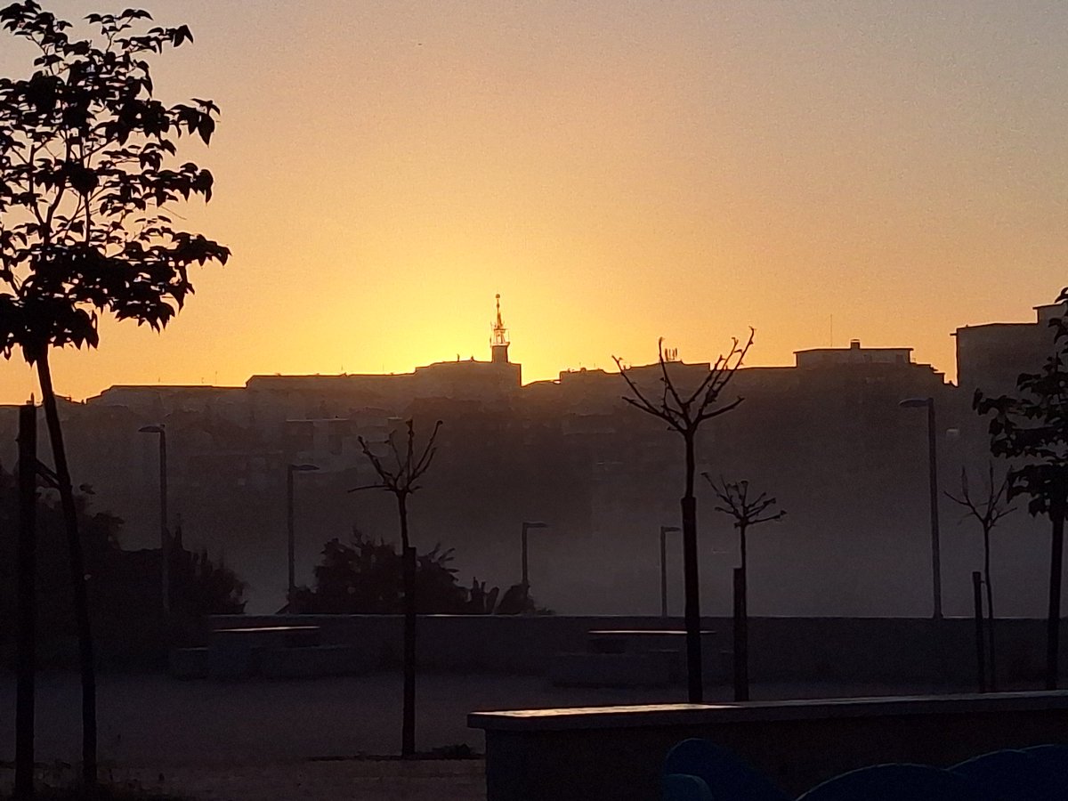 Hoy 1 de mayo, el sol sale por la Torre del Trabajo.