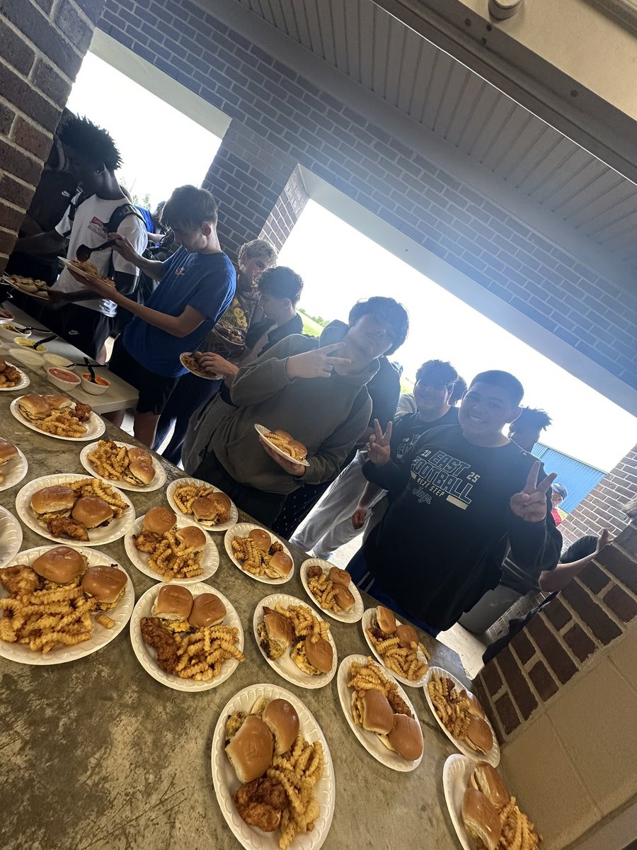 Special shoutout to Drake's Brannon Crossing for feeding our team tonight after spring practice! Thank you for supporting our team/community!! Food was delicious! #GoJags #NextStep