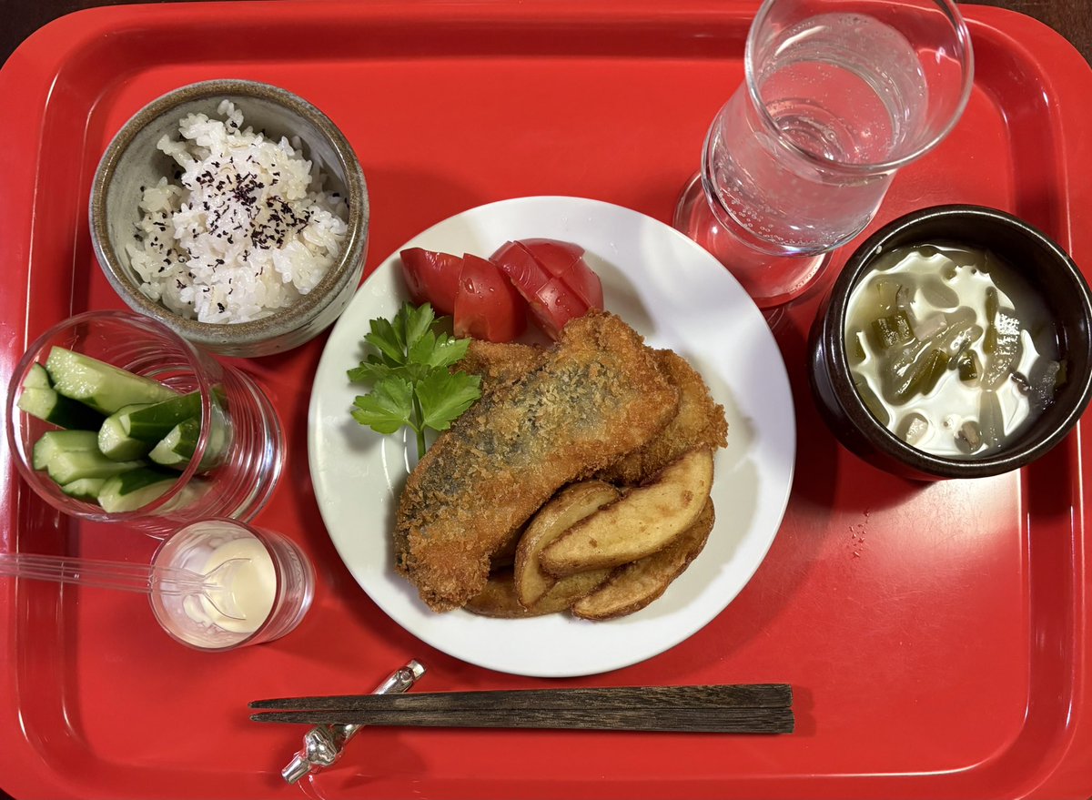 nankin007's tweet photo. 2025/04/29(火)
① #朝食
　#朝スープ
　#鶏もも肉
　#チーズトースト
　#ココア
② #青鯵 見つけた途端 #鯵フライ
　と決めてました😛三枚おろしに…
③ #昼食
　#鰯おからハンバーグ
　#白菜サラダ #亜麻仁油
　#しじみわかめスープ
④ #夕食
　鯵フライ　ポテトフライ　トマト🍅
　スティック胡瓜 https://t.co/cqDgwkubk7