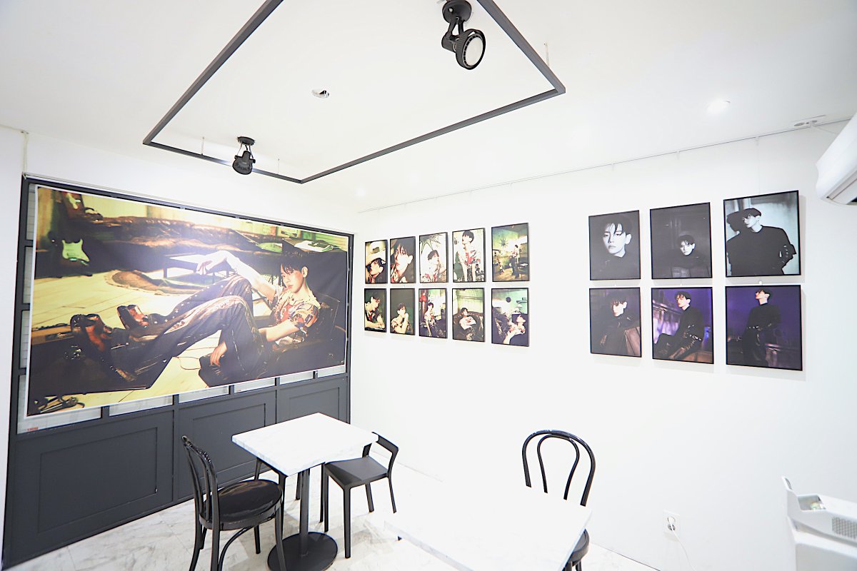 𝙇𝙤𝙫𝙞𝙣𝙝𝙚𝙧 𝙀𝙫𝙚𝙣𝙩
𝟐𝟎𝟐𝟓 𝐁𝐀𝐄𝐊𝐇𝐘𝐔𝐍 𝐁𝐢𝐫𝐭𝐡𝐝𝐚𝐲 𝐂𝐚𝐟𝐞 𝐄𝐯𝐞𝐧𝐭 🎞️
cafe event &amp; mini exhibition

🗓 05/01~05/06
🕘 11:00~20:00

𝐏𝐫𝐞𝐬𝐞𝐧𝐭𝐞𝐝 𝐛𝐲
<a href="/kyoongdal1006/">백현달글</a>

➖

#MY_LOVE_SCENE #사랑의_유통기한_으없어져
#백현 #BAEKHYUN 
<a href="/B_hundred_Hyun/">Baekhyun_EXO</a>