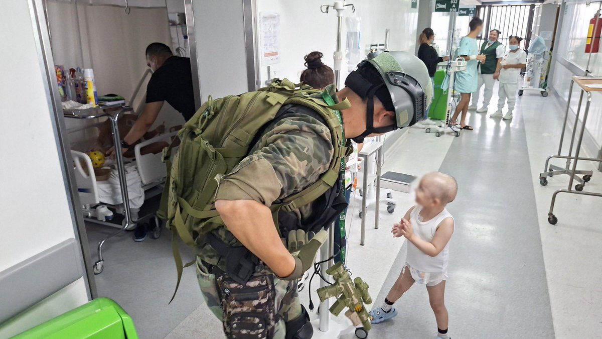 IMSSCDMXNorte's tweet photo. Con motivo del #DíaDeLaNiñaYElNiño personal del Hospital General del #CMNLaRaza en coordinación con personal de la @SSC_CDMX realizaron una entrega de juguetes a pacientes pediatrícos con la finalidad de llenar de alegría su día. https://t.co/Ku3XwcXVaT