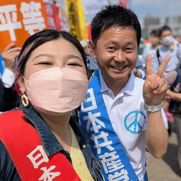 ピースサインする大平よしのぶ元衆院議員(右)と自撮りする中村たかえ(左)