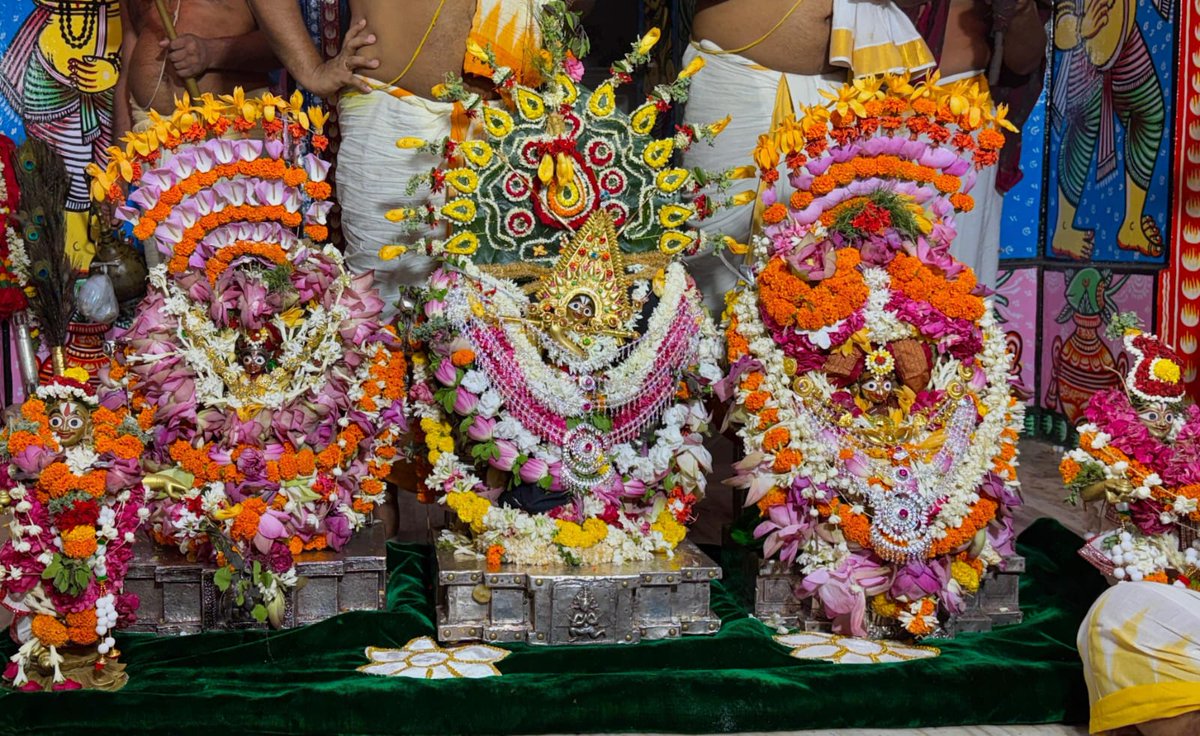 ଚନ୍ଦନ ଯାତ୍ରାର ପ୍ରଥମ ଦିବସରେ ଚାପ ଖେଳ ଓ ନରେନ୍ଦ୍ର ସରୋବର ଜଗତି ଉପରେ ଶ୍ରୀମଦନମୋହନଙ୍କ ନଟବର ବେଶ ଦର୍ଶନ ।

Natabara Besha darshan of Shri Madanmohana on the 1st day of Chandan Jatra.

#ChandanJatra_Day_1
