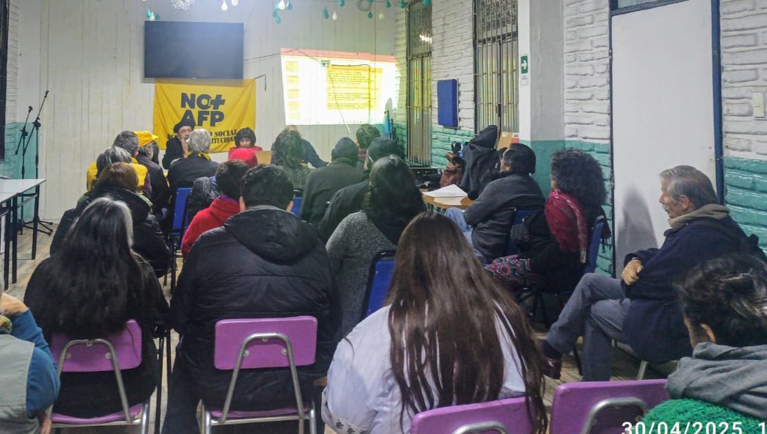 En la JJVV 21 de Villa O’Higgins en La Florida, explicando la letra chica de la reforma de pensiones que NO reforma. Por el contrario, fortalece y perpetua a las AFP y al sistema de capitalización individual.
Las AFP seguirán ganando, mientras lxs trabajadorxs seguimos condenadxs