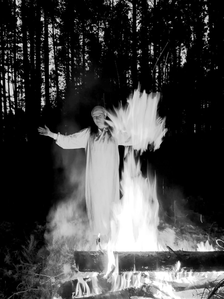 ⠀ᅠ
как у ведьмы четыре крыла, платье до пола.
ᅠᅠ